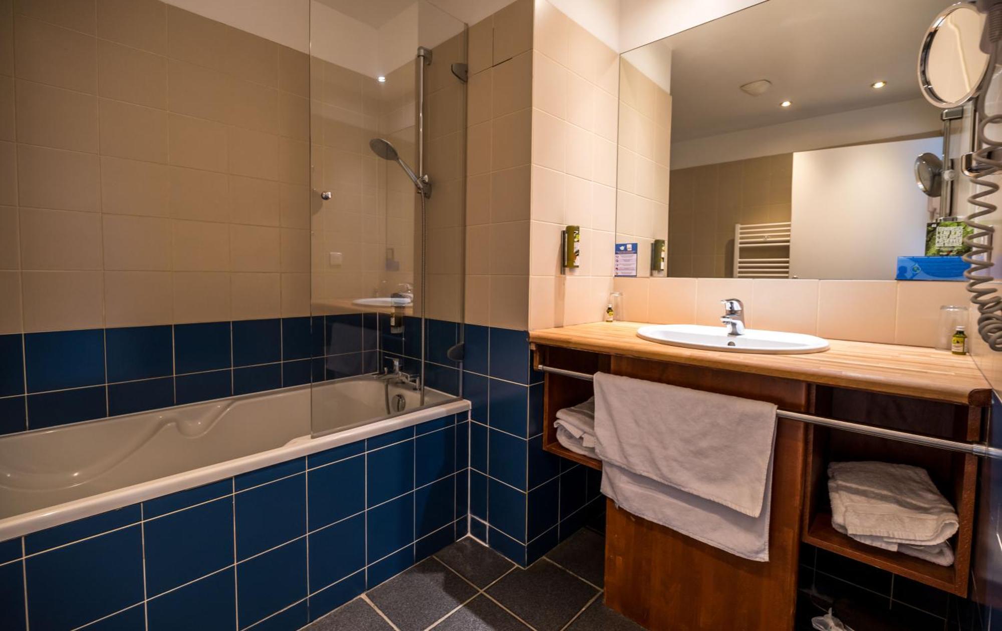 Logis Hotel - La Petite Rade Le Havre Bagian luar foto
