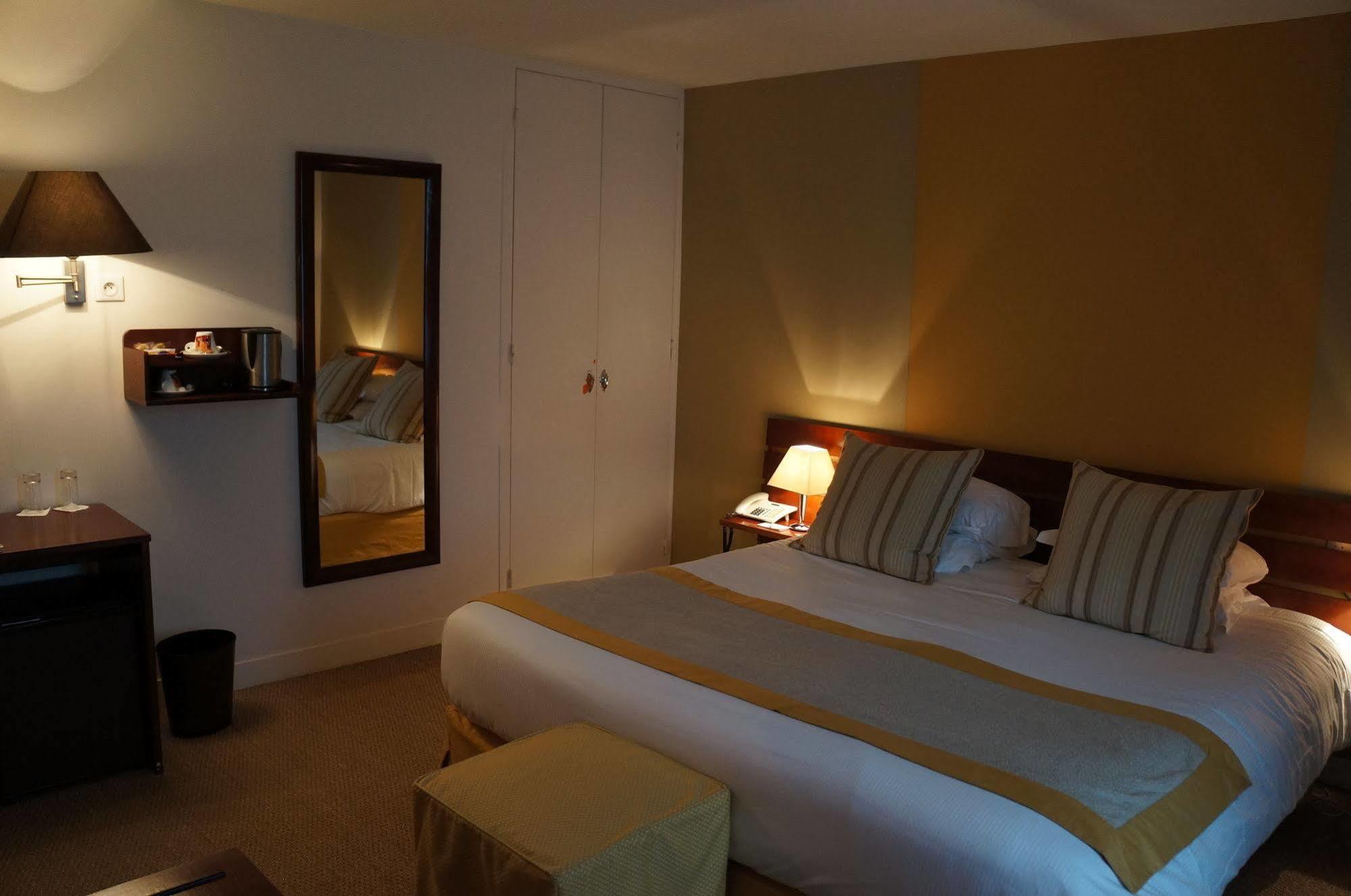 Logis Hotel - La Petite Rade Le Havre Bagian luar foto