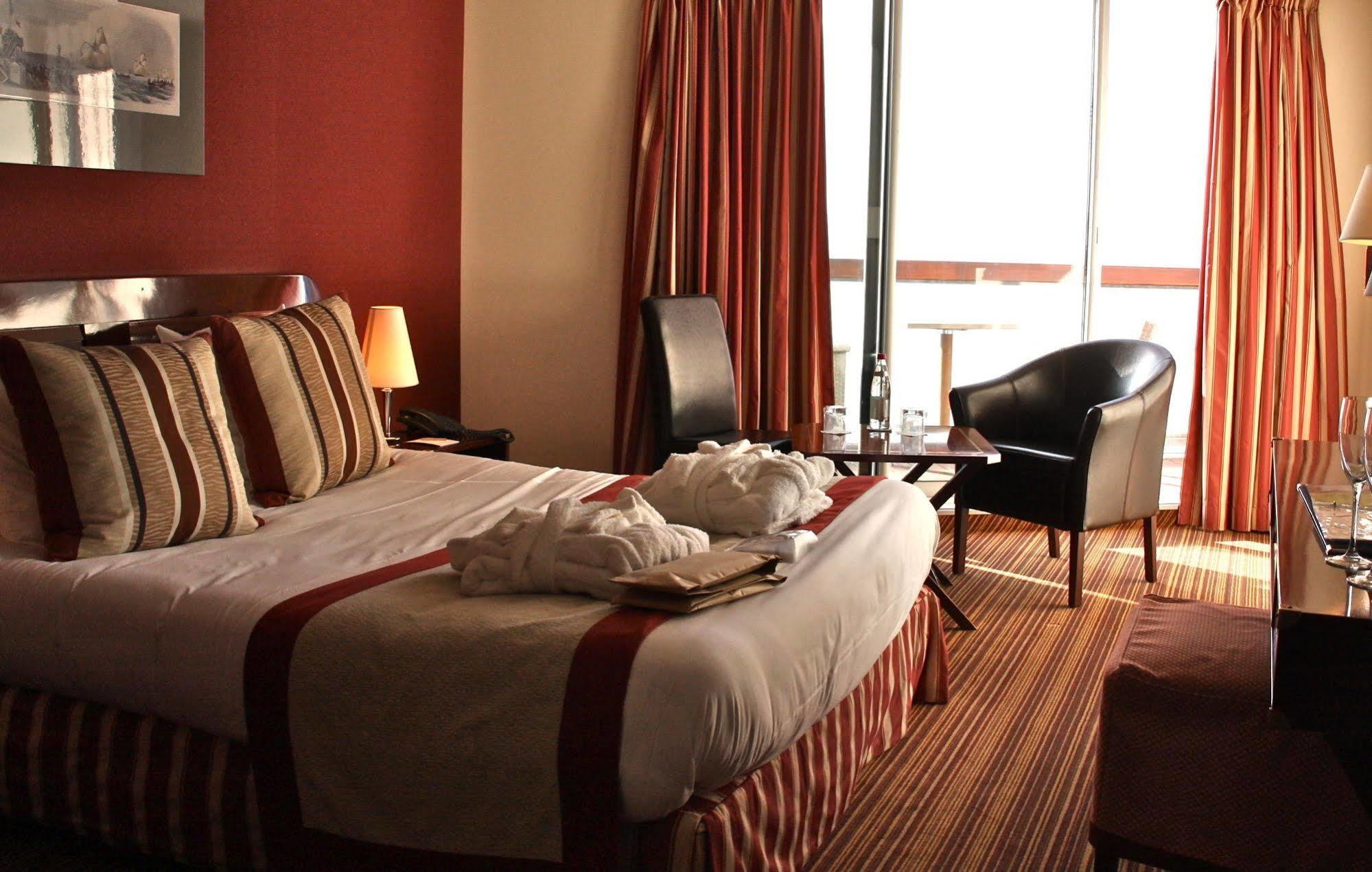 Logis Hotel - La Petite Rade Le Havre Bagian luar foto